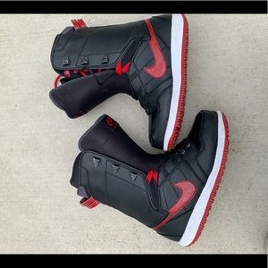 Used Men’s Size 9.5 Nike SB Vapen Boots.
